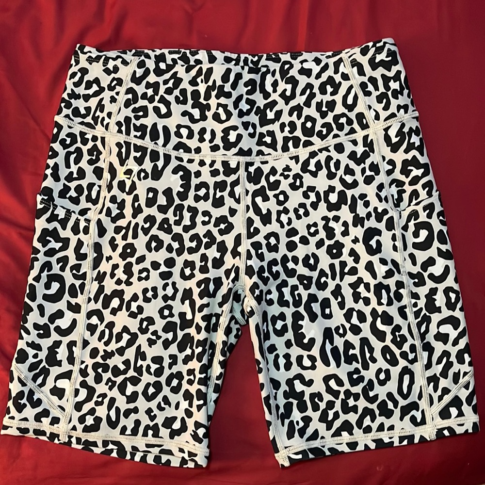 FITTIN gray cheetah print bike shorts with phone pockets